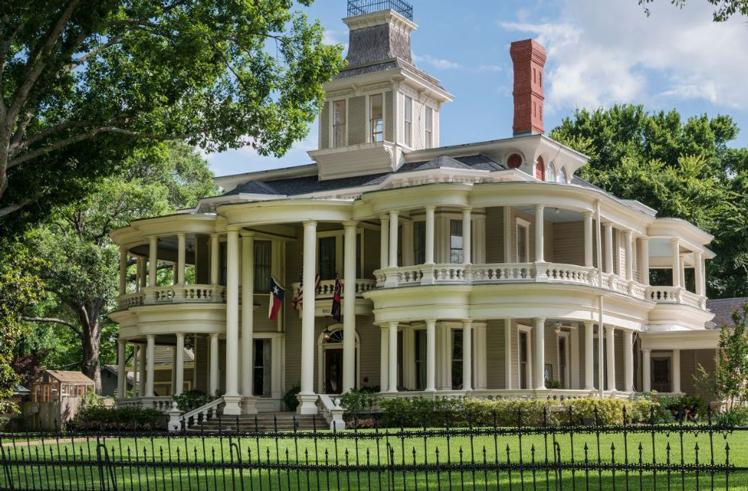 Older residential home in the Texarkana area
