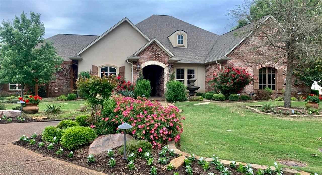 Beautiful well-maintained home with strong curb appeal in Texarkana